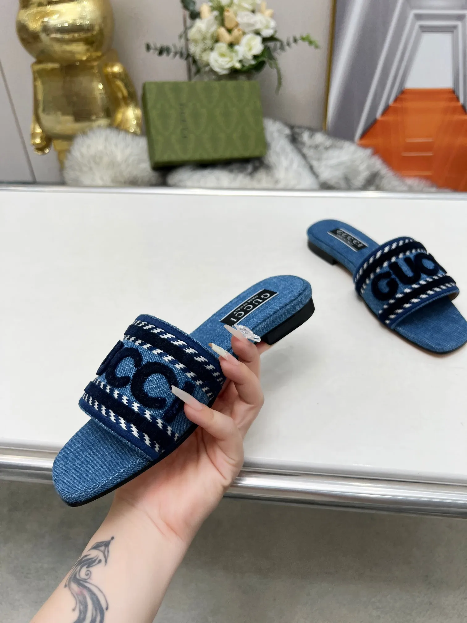 👟👟Ex-factory price 340👟👟 Genuine leather sole 200 Gucci 2024/Spring and summer new electric embroidery flat slippers hot style online —————————————— Perfect interpretation! The original development supports any comparison in the market! Carefully crafted materials! Months in the making! The pattern is extremely beautiful! Unique charm. The fabric is made from the original one-to-one ratio! Flash sale market free version! The thorn lines and three-dimensional effect are full! High-end and high-end Factory No.: 828-16 ꫛꫀꪝ Go➫ Materials: ❶ Upper: Electric embroidery environmentally friendly washed denim fabric ❷ Feet: imported sheepskin, lining sheepskin. ❸Outsole! Original Italian leather outsole ➕ Rubber outsole ........................................ ♡Size: 35-44 ♡Colour: 1cm